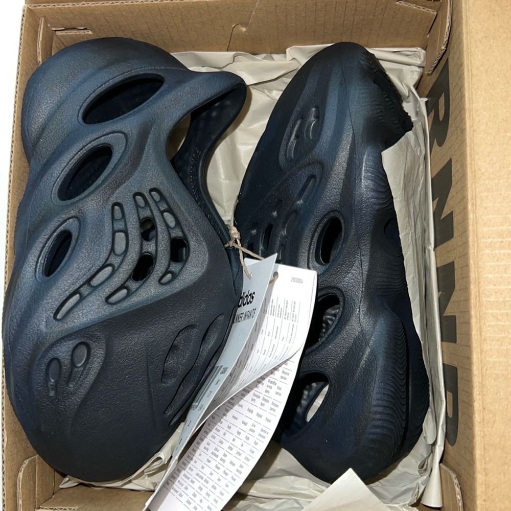Yeezy Foam Runner Size 6K in Mineral blue